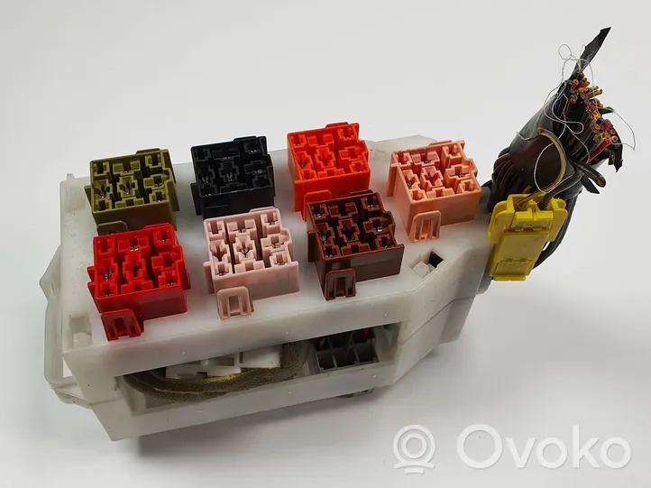 Volvo 960 Relay mounting block 9145292