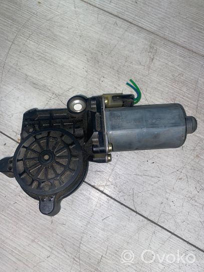 Volvo S70  V70  V70 XC Moteur de lève-vitre de porte avant 0130821742