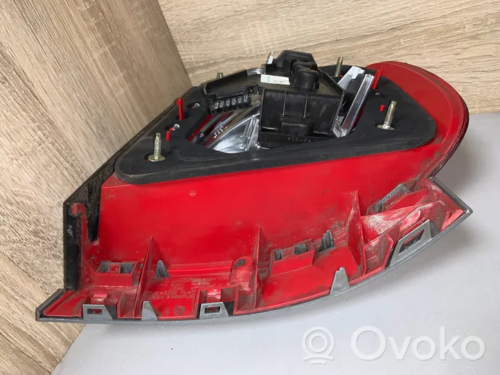 Audi A4 S4 B5 8D Lampa tylna 014411927R