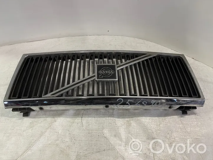 Volvo 740 Rejilla superior del radiador del parachoques delantero 1369618