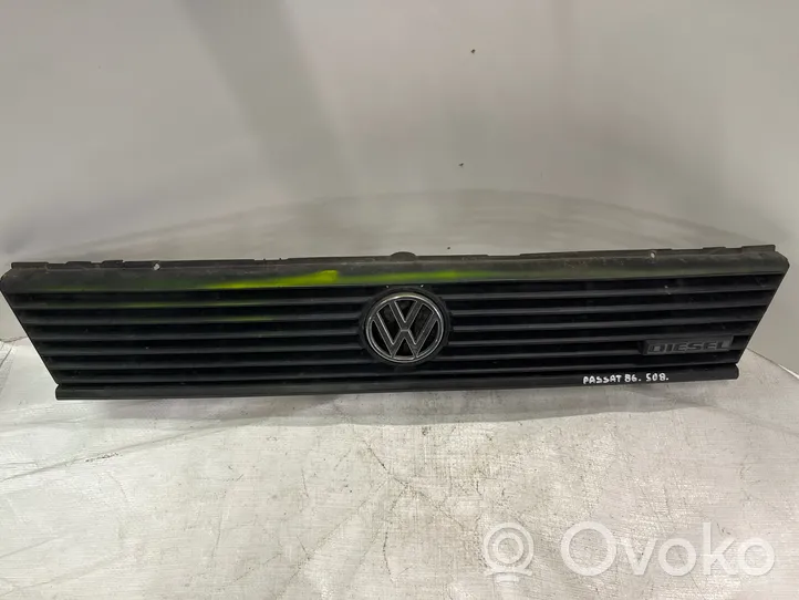 Volkswagen PASSAT B2 Uchwyt / Mocowanie zderzaka przedniego 321853653