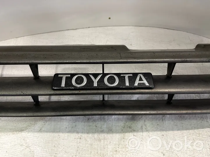 Toyota Corolla E90 Передняя решётка 244D53101