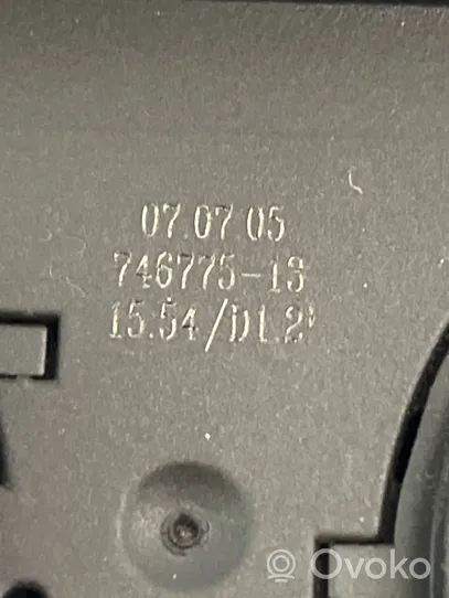 Volkswagen PASSAT B6 Klamra przedniego pasa bezpieczeństwa 902040