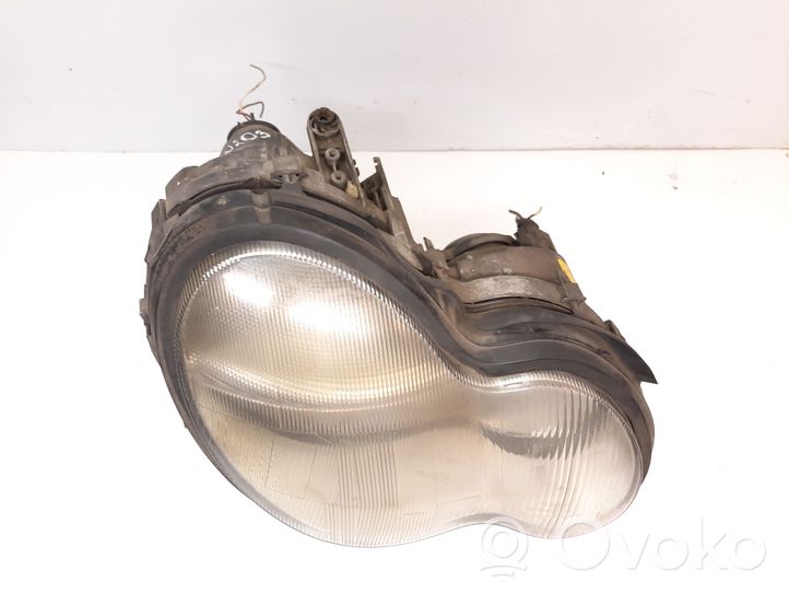 Mercedes-Benz C W203 Lampa przednia 