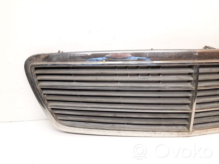 Mercedes-Benz C W203 Grille calandre supérieure de pare-chocs avant A2038800483