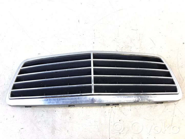 Mercedes-Benz CLK A208 C208 Grille de calandre avant 2088800085