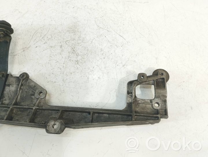 Volkswagen Touran I EGR-venttiilin/lauhduttimen kiinnike 03G131159