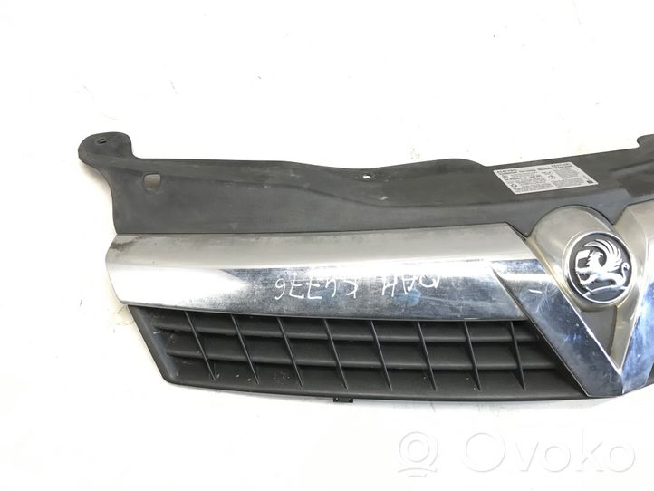 Opel Astra H Griglia superiore del radiatore paraurti anteriore 43379740