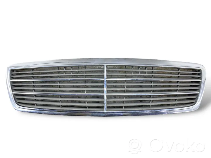 Mercedes-Benz C W203 Maskownica / Grill / Atrapa górna chłodnicy A2038800483