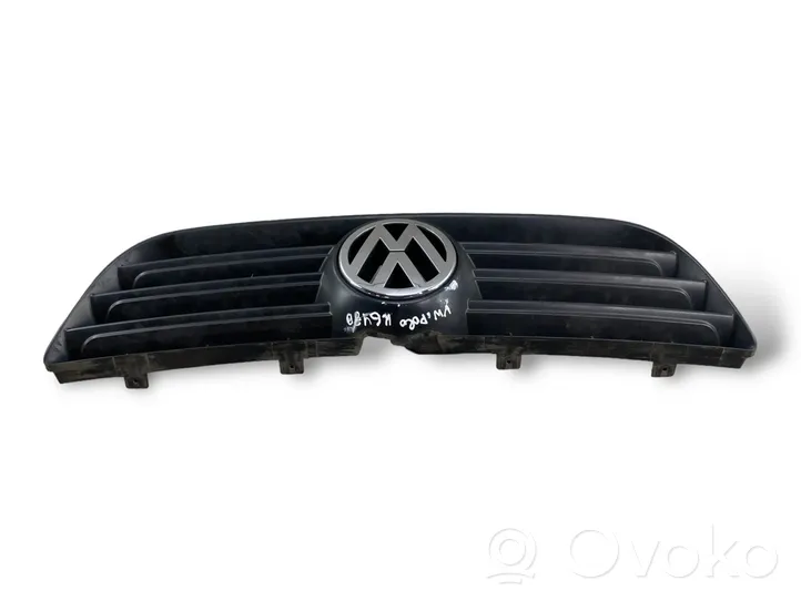 Volkswagen Polo IV 9N3 Grille calandre supérieure de pare-chocs avant 6Q0853653E