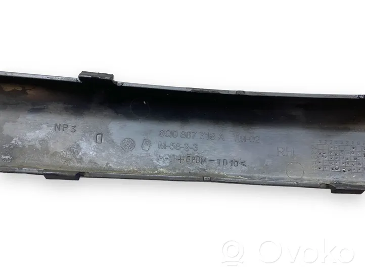 Volkswagen Polo IV 9N3 Modanatura separatore del paraurti anteriore 6Q0807718A