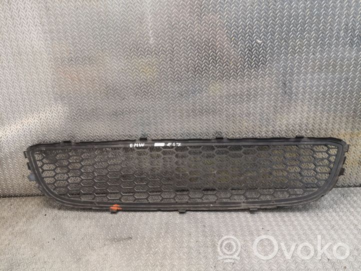 BMW 1 E81 E87 Grille inférieure de pare-chocs avant 7906809