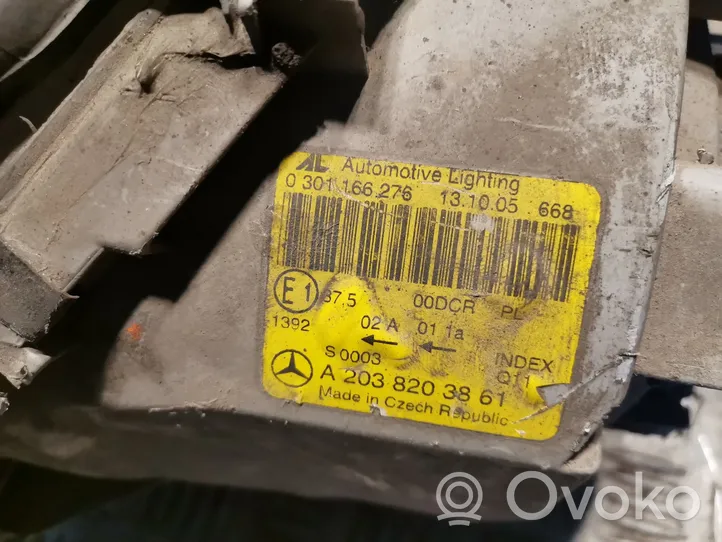 Mercedes-Benz C W203 Lampa przednia 2038203861