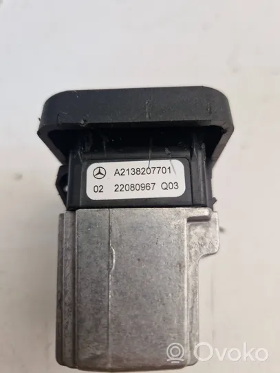 Mercedes-Benz E W213 USB-pistokeliitin A2138207701