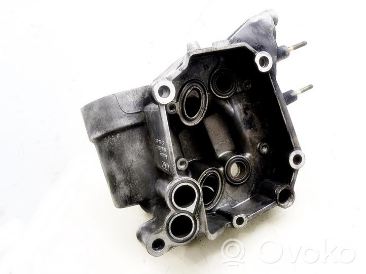 Audi A8 S8 D2 4D Supporto di montaggio del filtro dell’olio 057115401B