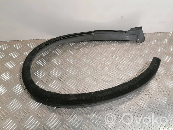 Mercedes-Benz W123 Moulure de vitre de la porte avant A1237200254