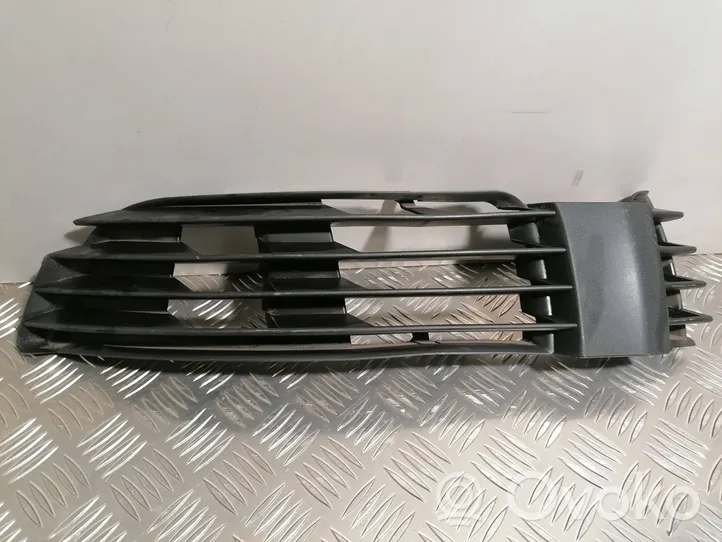 Volkswagen PASSAT B5.5 Grille inférieure de pare-chocs avant 3B0853665H