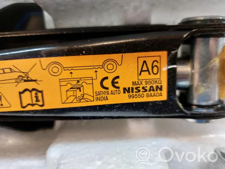 Nissan Micra Cric di sollevamento 