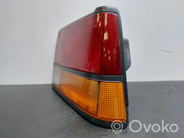 Toyota Corolla E80 Lampy tylnej klapy bagażnika 