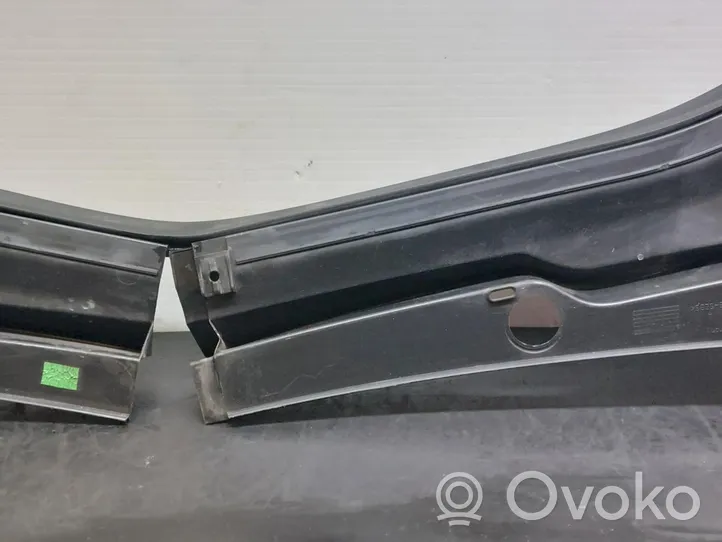 Volkswagen Golf VII Wiper trim 