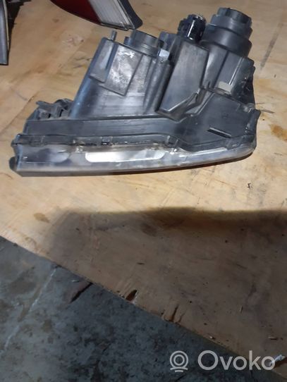 KIA Sorento Lampa przednia 921023e5