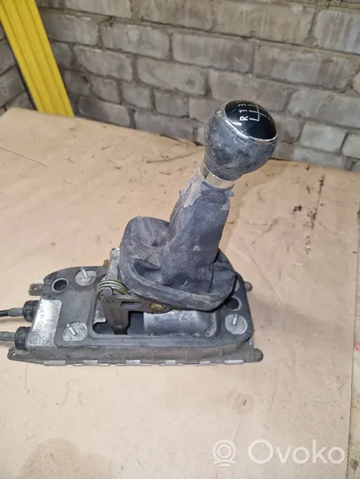 Volkswagen PASSAT B6 Gear selector/shifter (interior) 1K0711061A