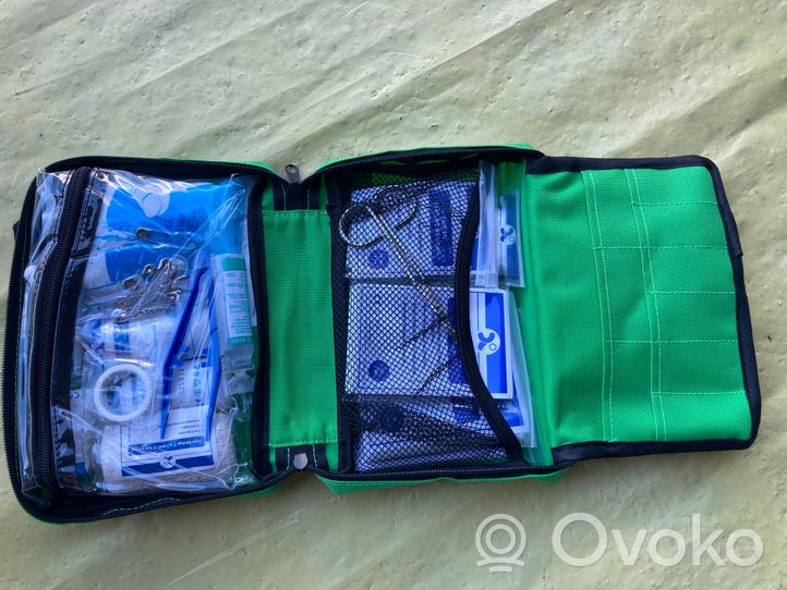 Mercedes-Benz C AMG W204 Trousse de premiers secours 