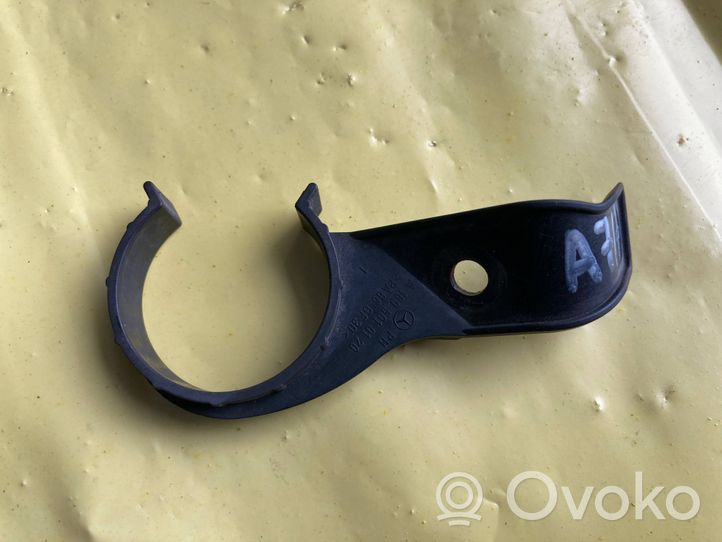 Mercedes-Benz A W169 Staffa di montaggio del radiatore A1695010120