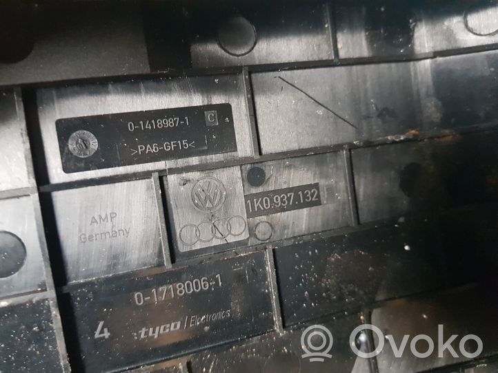 Volkswagen PASSAT B6 Akumulatora kastes vāks 1K0937132