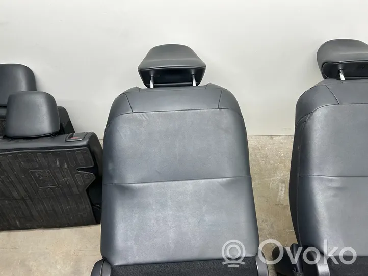 Toyota Prius (XW50) Kit intérieur 8219147160