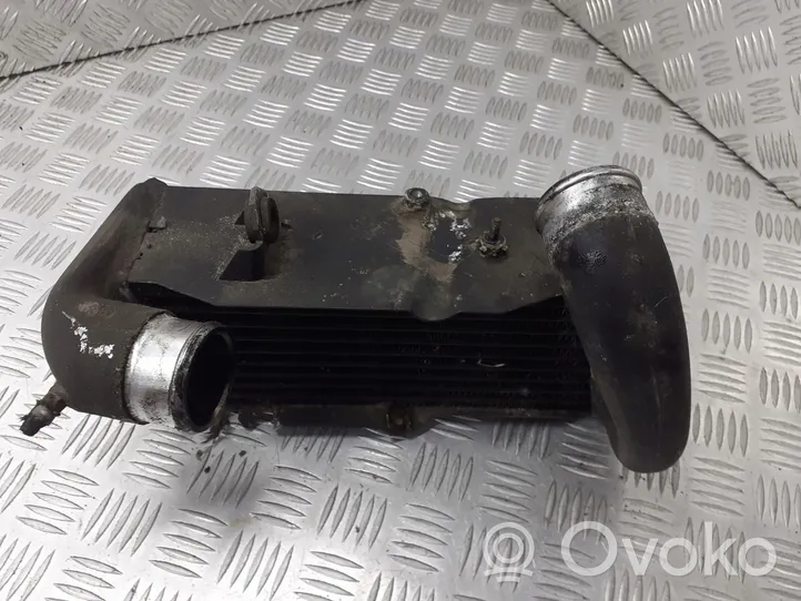 Audi 80 90 S2 B4 Välijäähdyttimen jäähdytin 028145805