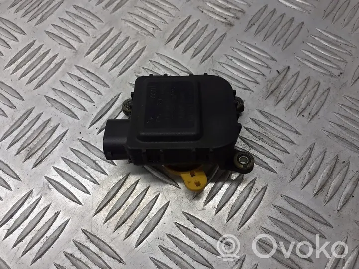 Audi A3 S3 8L Motor/activador trampilla del aire acondicionado (A/C) 8D2820511C