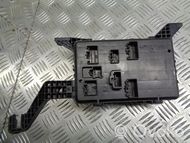 Ford Mondeo Mk III Fuse box cover 1S7T-14A073-AE