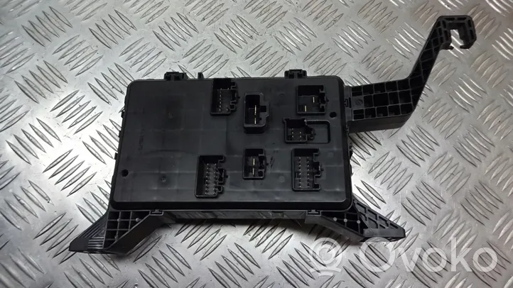 Ford Mondeo Mk III Fuse box cover 1S7T-14A073-AF