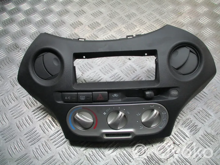 Toyota Yaris Konsola środkowa / Radio / GPS 