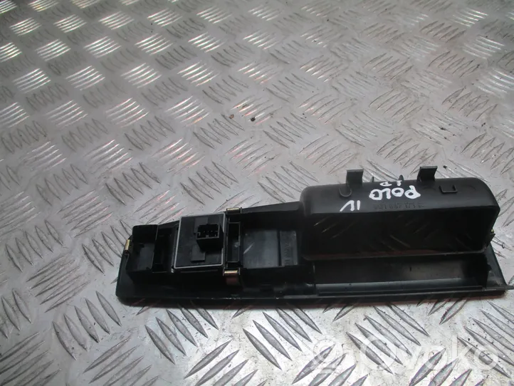 Volkswagen Polo IV 9N3 Rivestimento pulsantiera finestrino della portiera anteriore 6Q1867171