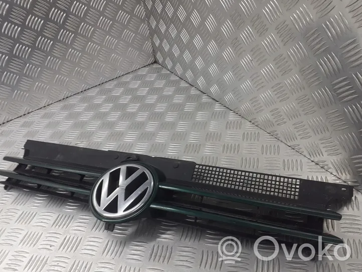 Volkswagen Golf IV Grotelės dangčio plokštumoje 1J0853655G