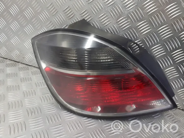 Opel Astra H Lampa tylna 13222324