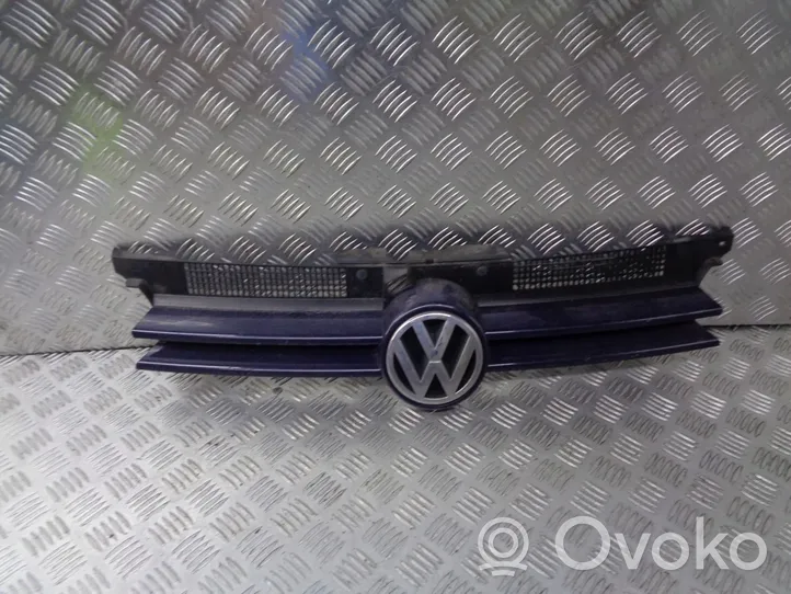 Volkswagen Golf IV Grille calandre de capot 