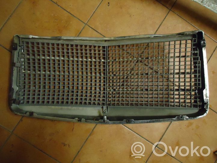 Mercedes-Benz S W116 Maskownica / Grill / Atrapa górna chłodnicy 