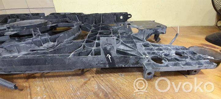 Renault Megane III Staffa del pannello di supporto del radiatore 