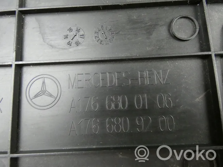 Mercedes-Benz CLA C117 X117 W117 Kojelaudan alempi verhoilu 
