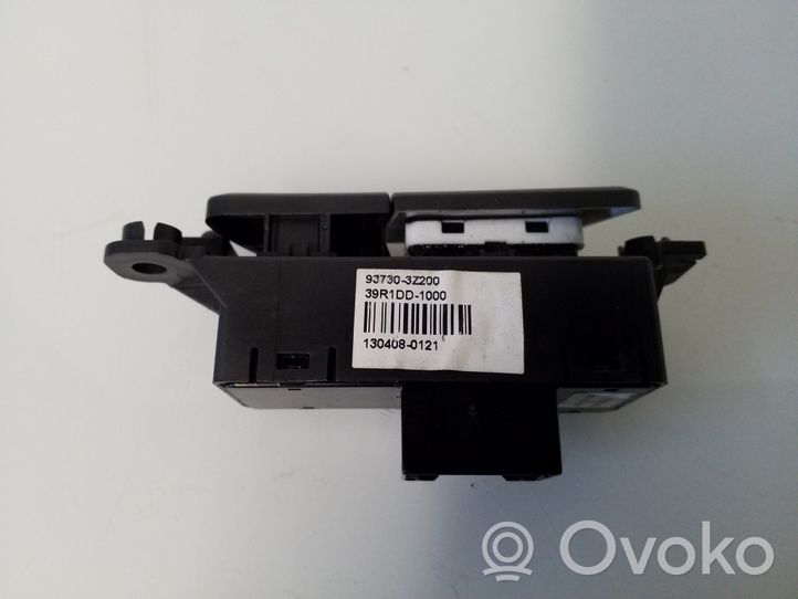 Hyundai i40 Seat heating switch 937303Z200