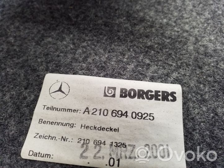 Mercedes-Benz E W210 Poszycie / Tapicerka tylnej klapy bagażnika A2106940925