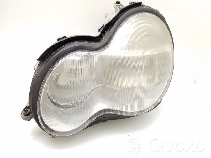 Mercedes-Benz C W203 Lampa przednia A2038201161