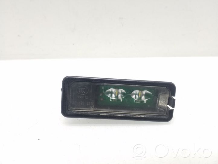 Volkswagen PASSAT B7 Lampa oświetlenia tylnej tablicy rejestracyjnej 1K8943021C