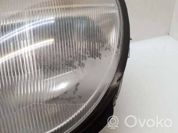 Mercedes-Benz C W203 Lampa przednia A2038201161