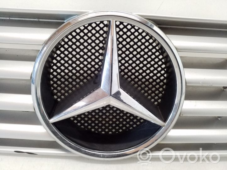 Mercedes-Benz Vito Viano W638 Grille calandre supérieure de pare-chocs avant A6388880515