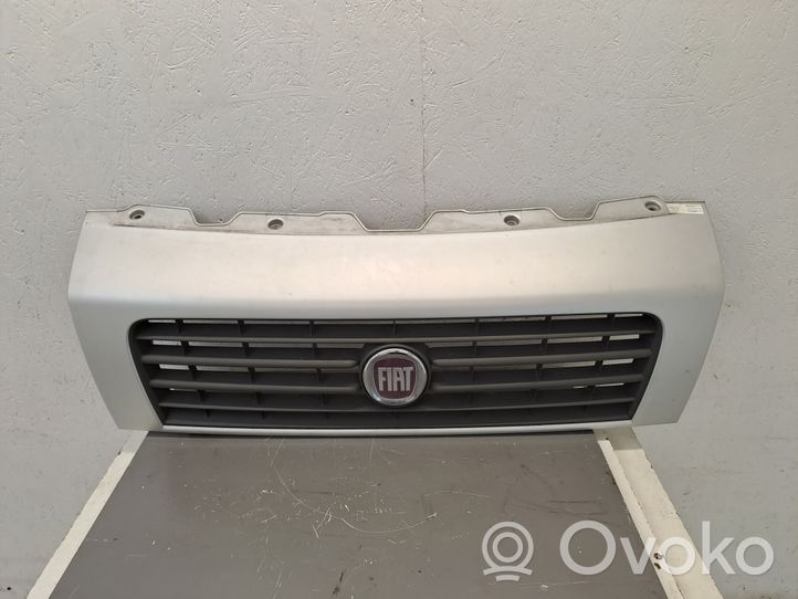 Fiat Ducato Maskownica / Grill / Atrapa górna chłodnicy 1308067070