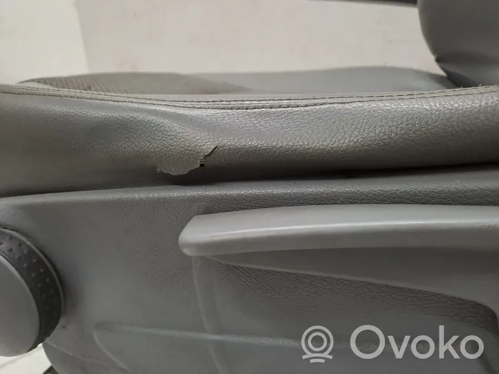 Mercedes-Benz Vito Viano W639 Fotel przedni kierowcy A6399105504